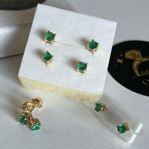 Earrings with emerald stone