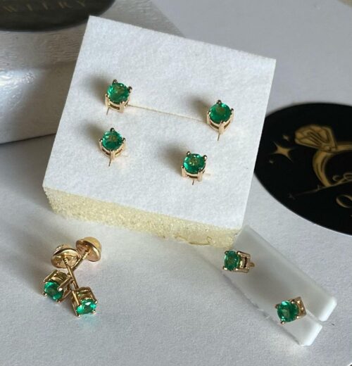 Earrings with emerald stone